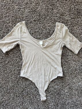 H&M Ribbed Scoop-Neck Short Sleeve Bodysuit in Light Taupe
